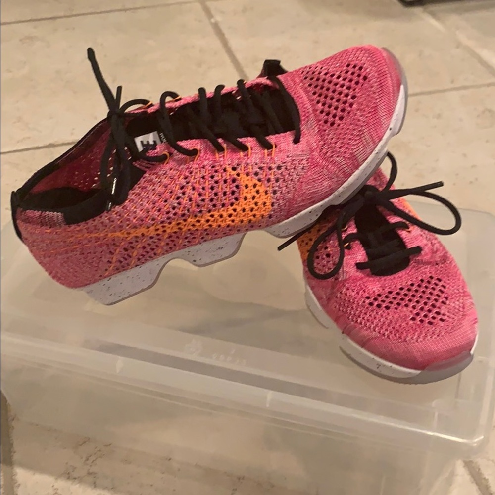 NEW WOMENS NIKE Flyknit Zoom Agility Size 7 💗💗